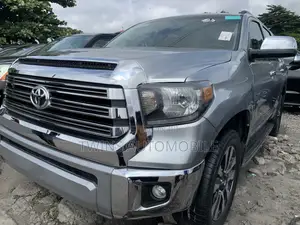 Toyota Sequoia Platinum 4dr SUV 4WD (5.7L 8cyl 6A) 2013 Silver
