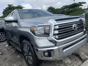 Toyota Sequoia Platinum 4dr SUV 4WD (5.7L 8cyl 6A) 2013 Silver