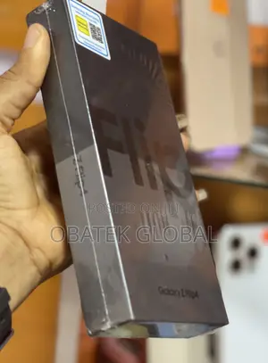 New Samsung Galaxy Z Flip4 128 GB Gold