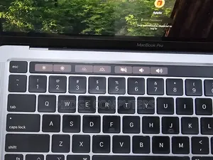Laptop Apple MacBook Pro 2022 M2 8GB Apple M2 SSD 256GB