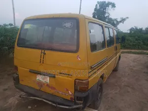 Volkswagen Transporter 2003 Yellow