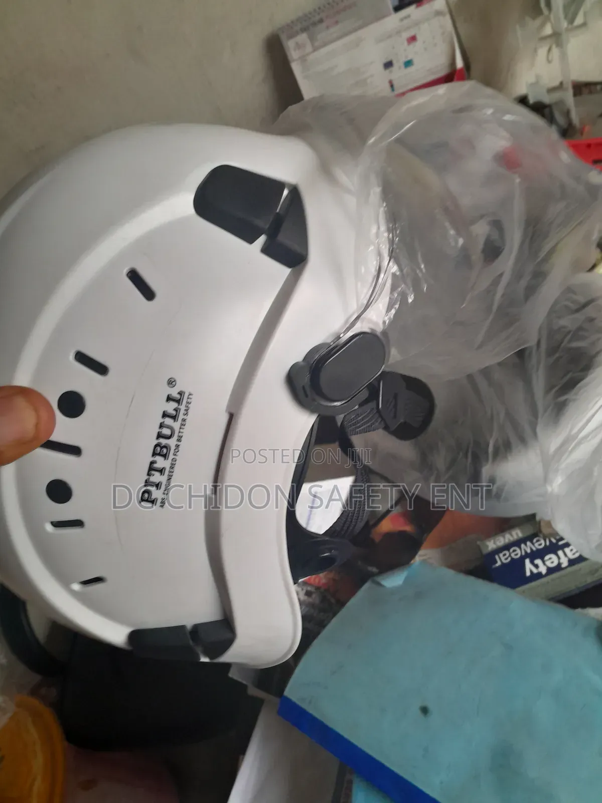 4 Chain Strap Helmet
