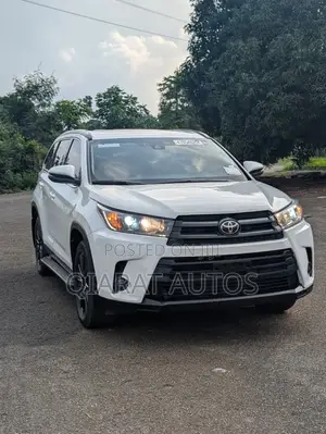 Toyota Highlander SE 2019 White