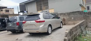 Toyota Sienna 2015 Gold