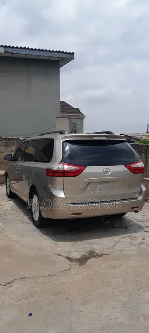 Toyota Sienna 2015 Gold