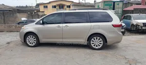 Toyota Sienna 2015 Gold