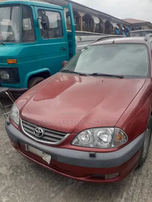 Toyota Avensis Liftback 2005 Red