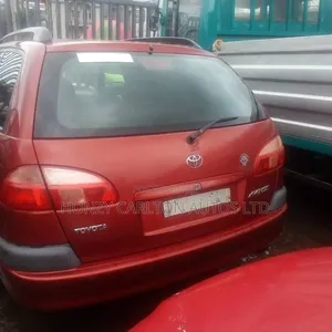 Toyota Avensis Liftback 2005 Red
