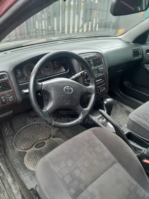 Toyota Avensis Liftback 2005 Red