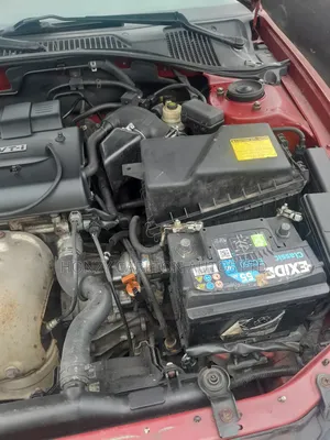 Toyota Avensis Liftback 2005 Red