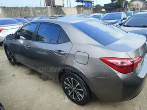 Toyota Corolla LE (1.8L 4cyl 2A) 2018 Brown