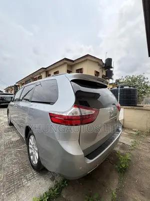Toyota Sienna XLE Premium 8 Passenger (3.5L 6cyl 8A) 2017 Silver