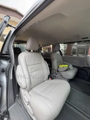 Toyota Sienna XLE Premium 8 Passenger (3.5L 6cyl 8A) 2017 Silver