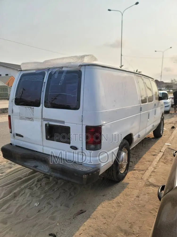 Ford E-250 Van 2005 White
