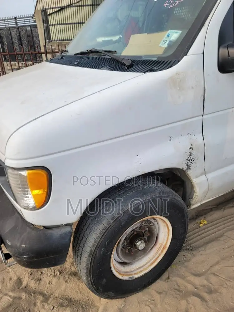 Ford E-250 Van 2005 White