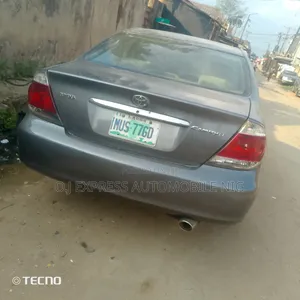 Toyota Camry LE 4dr Sedan (2.4L 4cyl 5M) 2004 Gray