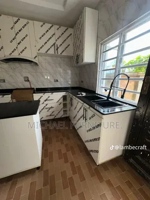 Highly Crafted Top Quality Kitchen Cabinet