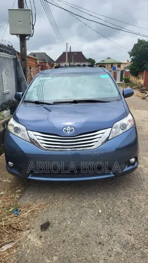 Toyota Sienna 2017 Blue