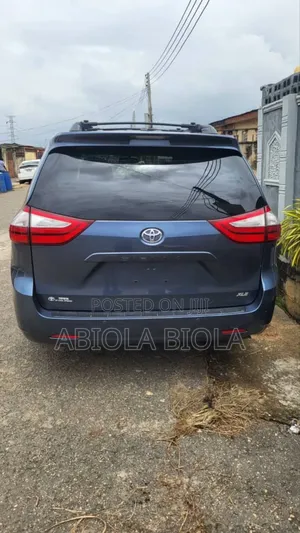 Toyota Sienna 2017 Blue