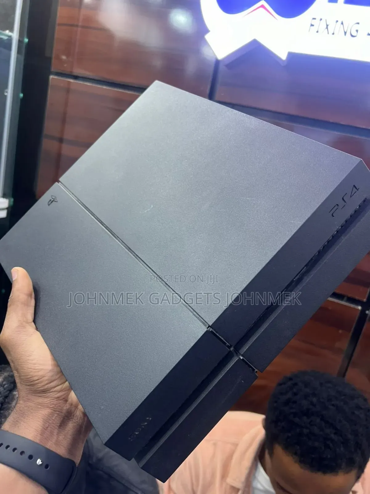 Ps4 Game Fat With Two Pads With Games Installed