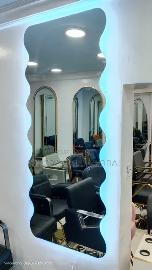 Stylish Salon Mirror With Led Light