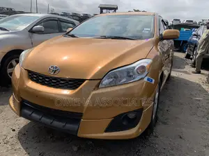 Toyota Matrix S Hatchback FWD (2.4L 4cyl 5A) 2010 Gold
