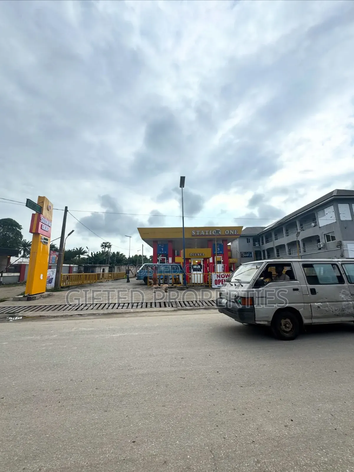 Functional 6pump Filling Station With Ample Parking Space