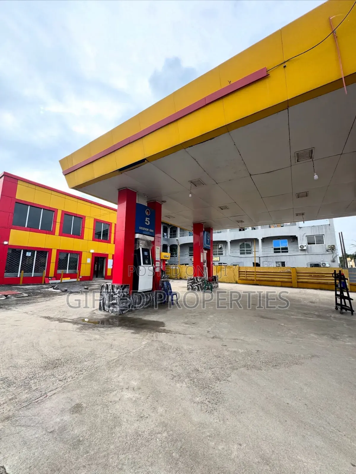 Functional 6pump Filling Station With Ample Parking Space