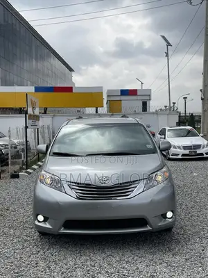 Toyota Sienna XLE 8 Passenger (3.5L 6cyl 8A) 2017 Silver