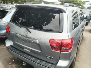 Toyota Sequoia Platinum 4dr SUV (5.7L 8cyl 6A) 2015 Silver