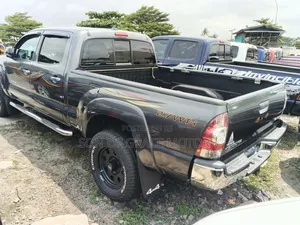 Toyota Tacoma V6 4dr Double Cab 4WD 5.0 ft. SB (4.0L 6cyl 6M) 2015 Gray