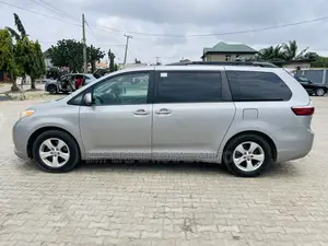 Toyota Sienna 2015 Silver