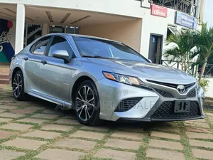 Toyota Camry SE 2021 Silver