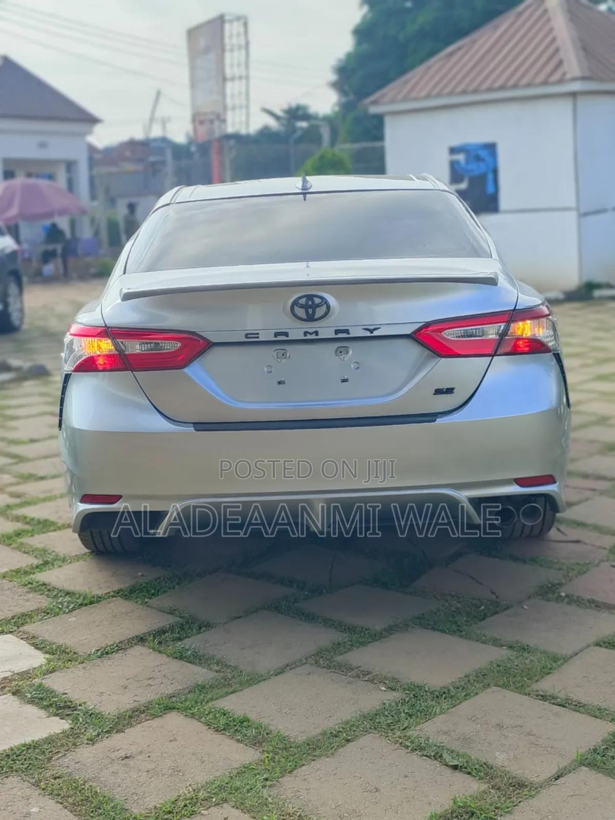 Toyota Camry SE 2021 Silver