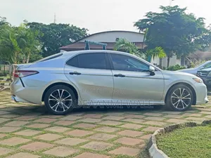 Toyota Camry SE 2021 Silver