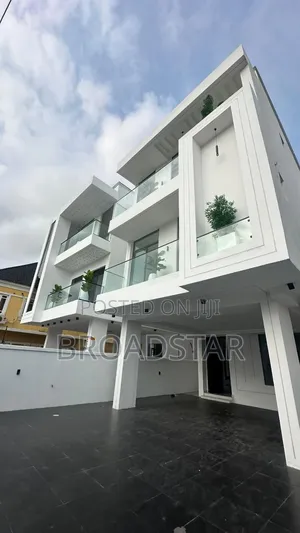 Furnished 5bdrm Duplex in Chevron for sale
