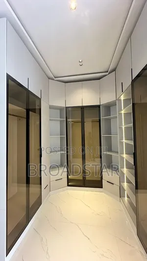 Furnished 5bdrm Duplex in Chevron for sale