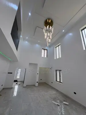 5bdrm Penthouse in Oluyole Estate, Ibadan for sale