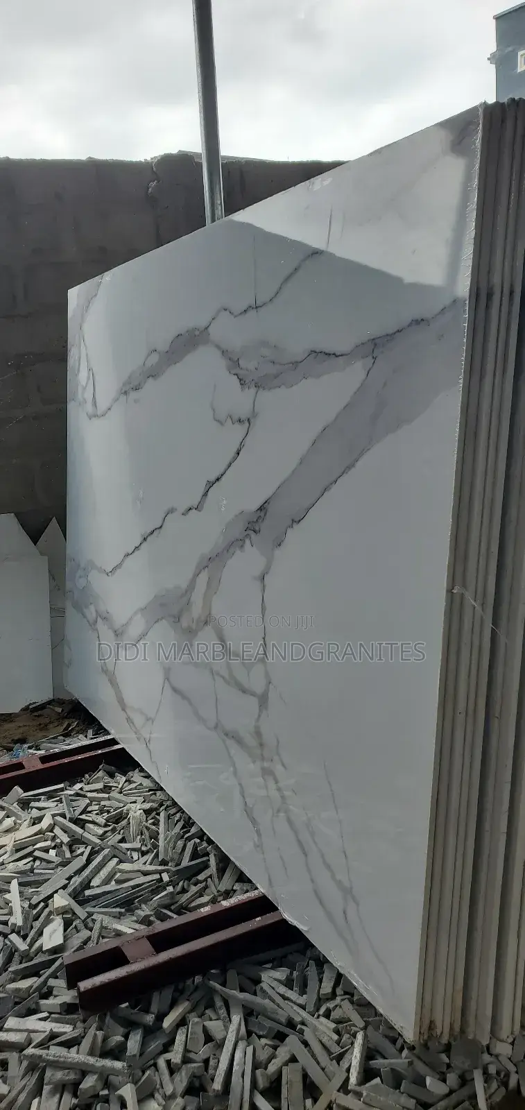 Slight Wave Quartz for Counter Top.
