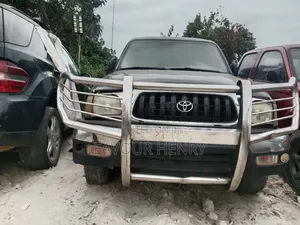Toyota Tacoma Base V6 4x4 Double-Cab 121.9 in. WB 2002 Black