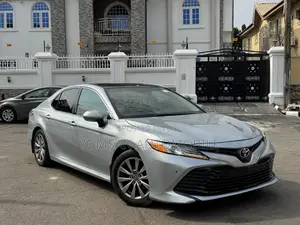 Toyota Camry XLE FWD (2.5L 4cyl 8AM) 2018 Silver