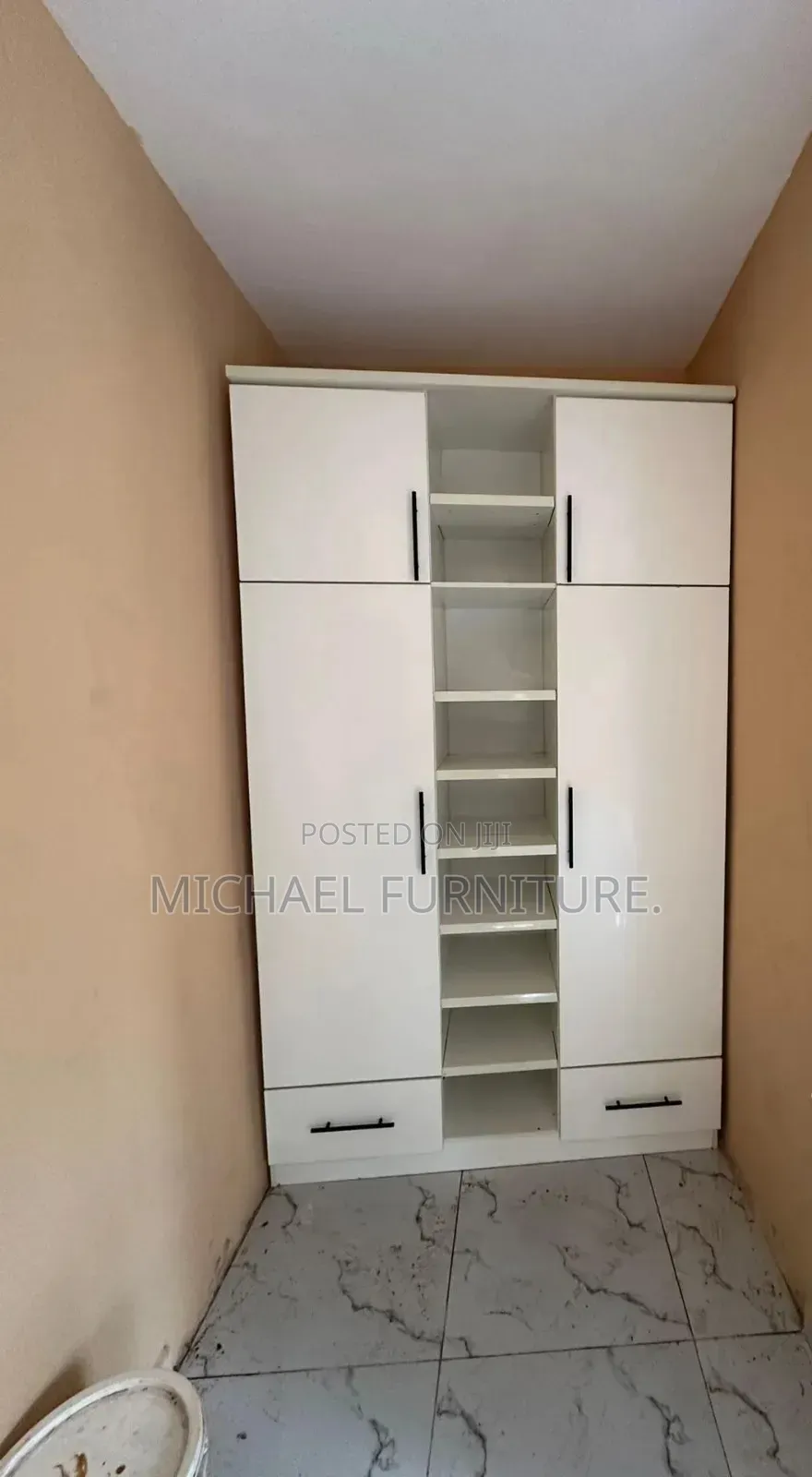 4**8 Wardrobe