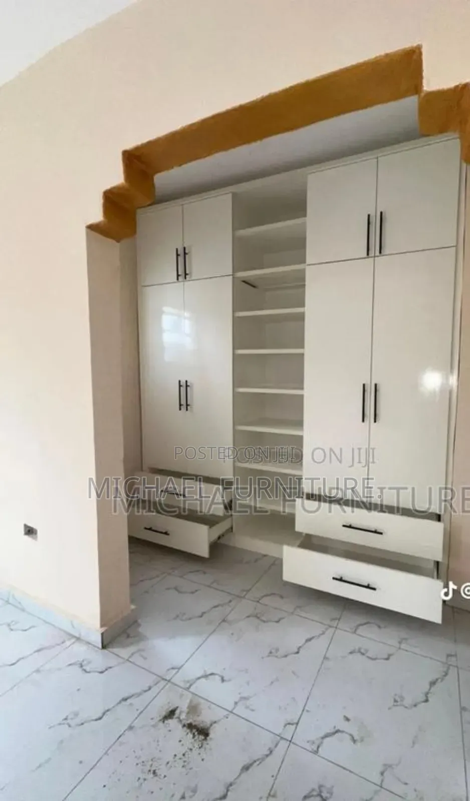6 **8 Wardrobe