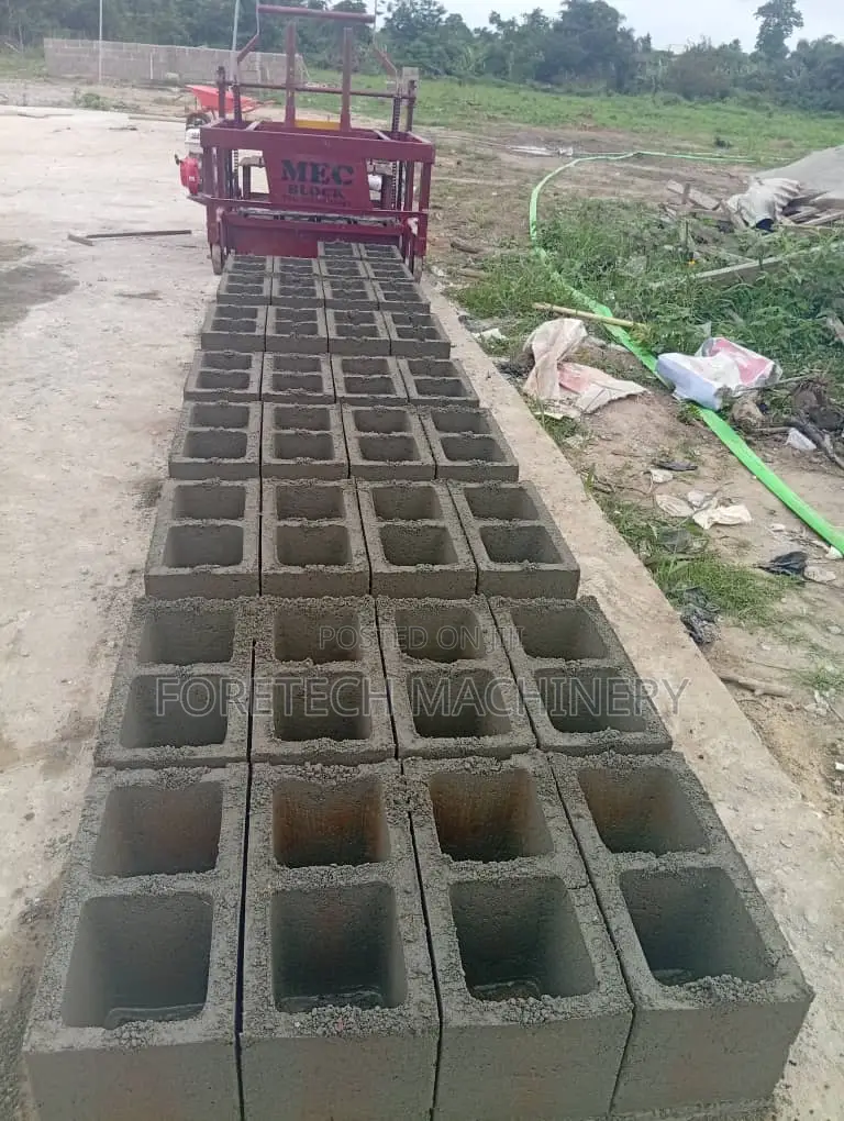 Egg Layer Mobile Concrete Block Molding Machine (3000 Daily)