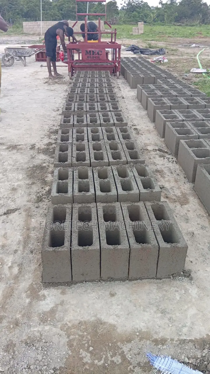 Egg Layer Mobile Concrete Block Molding Machine (3000 Daily)
