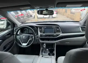Toyota Highlander XLE 4x4 V6 (3.5L 6cyl 8A) 2017 Black