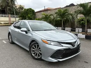 Toyota Camry XLE FWD (2.5L 4cyl 8AM) 2018 Blue
