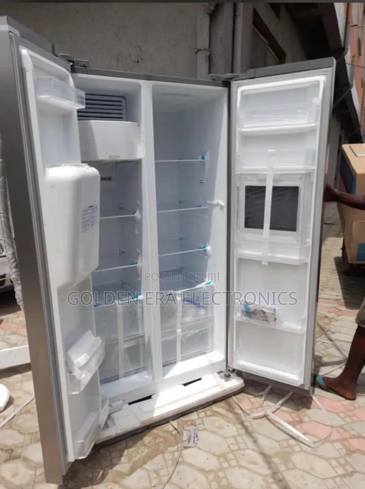 Side by Side Fridge With Ice Cube