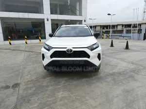 Toyota RAV4 LE 2021 White