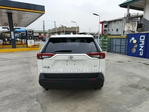 Toyota RAV4 LE 2021 White